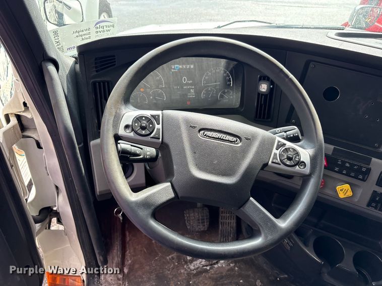 image for item FK1396 2019 Freightliner Cascadia semi truck