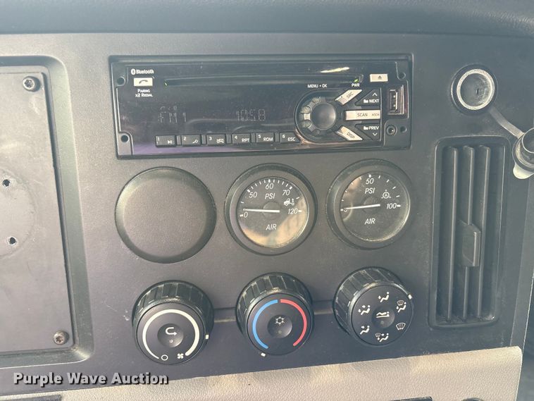 image for item FK1396 2019 Freightliner Cascadia semi truck