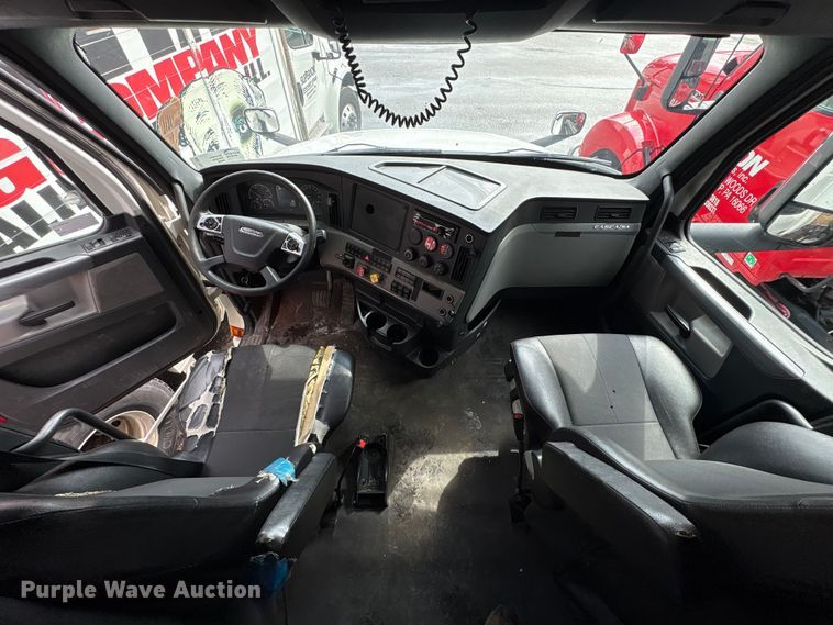 image for item FK1396 2019 Freightliner Cascadia semi truck