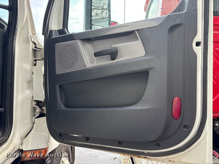 image for item FK1396 2019 Freightliner Cascadia semi truck