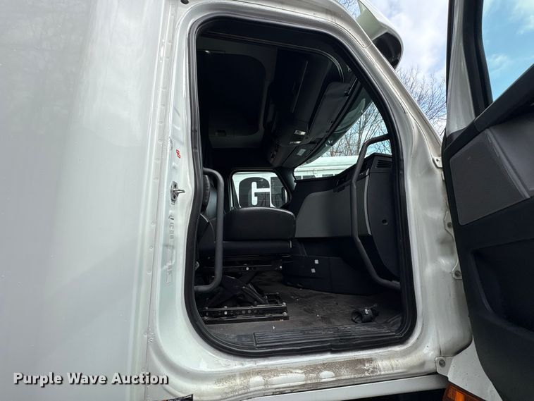 image for item FK1396 2019 Freightliner Cascadia semi truck
