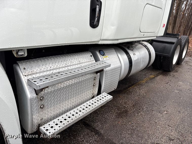 image for item FK1397 2019 Freightliner Cascadia semi truck
