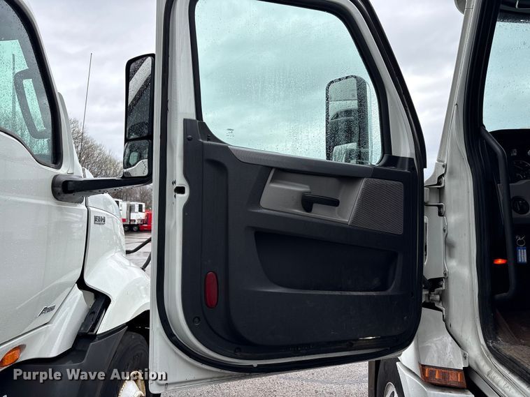 image for item FK1397 2019 Freightliner Cascadia semi truck