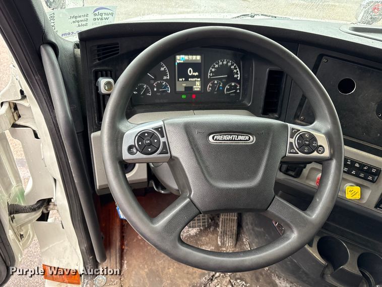 image for item FK1397 2019 Freightliner Cascadia semi truck