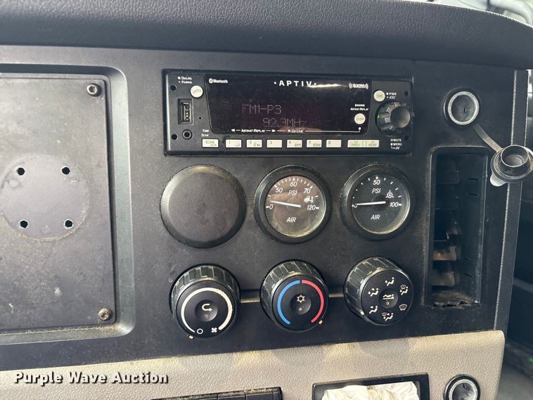 image for item FK1397 2019 Freightliner Cascadia semi truck