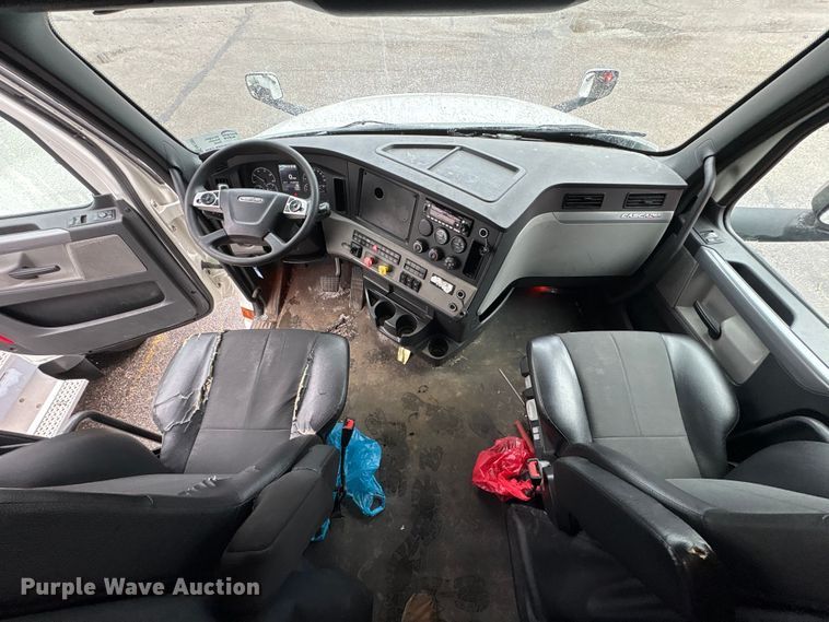 image for item FK1397 2019 Freightliner Cascadia semi truck