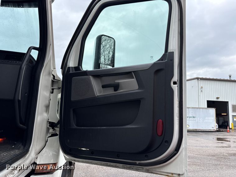 image for item FK1397 2019 Freightliner Cascadia semi truck