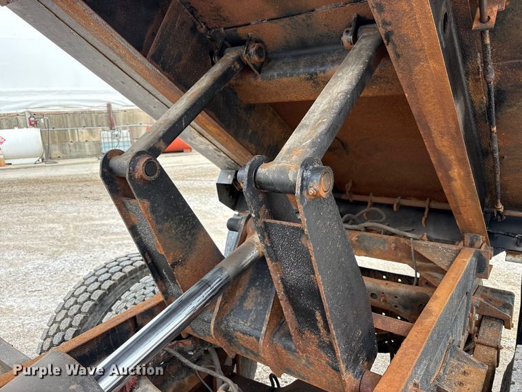 image for item FK1417 2004 International 4300 dump truck