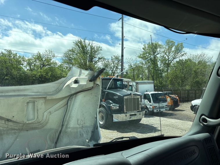 image for item FK1417 2004 International 4300 dump truck