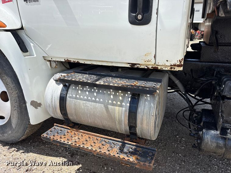 image for item FK1418 2004 International 4300 dump truck