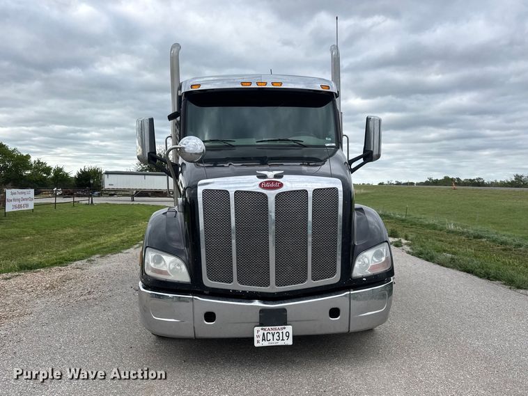 image for item MX9094 2019 Peterbilt 579 semi truck