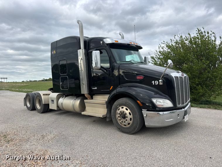 image for item MX9094 2019 Peterbilt 579 semi truck