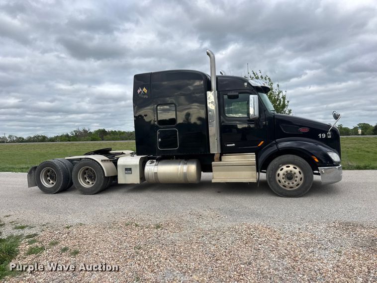 image for item MX9094 2019 Peterbilt 579 semi truck