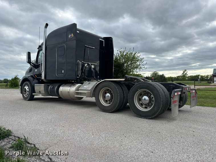 image for item MX9094 2019 Peterbilt 579 semi truck