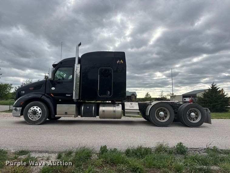 image for item MX9094 2019 Peterbilt 579 semi truck