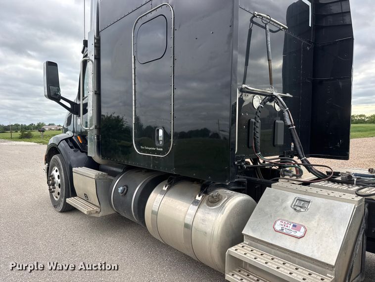 image for item MX9094 2019 Peterbilt 579 semi truck