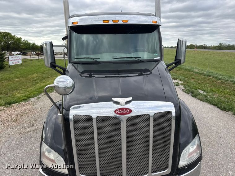 image for item MX9094 2019 Peterbilt 579 semi truck