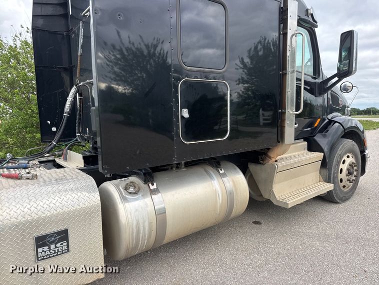 image for item MX9094 2019 Peterbilt 579 semi truck