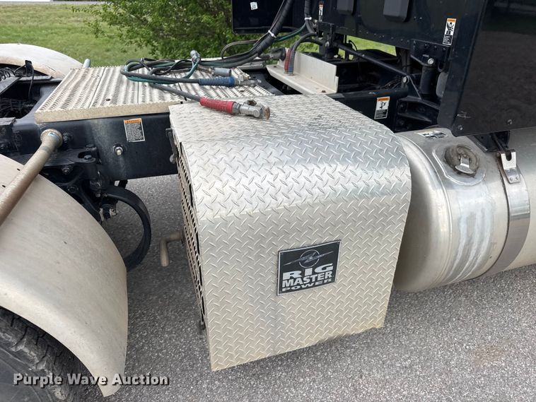 image for item MX9094 2019 Peterbilt 579 semi truck