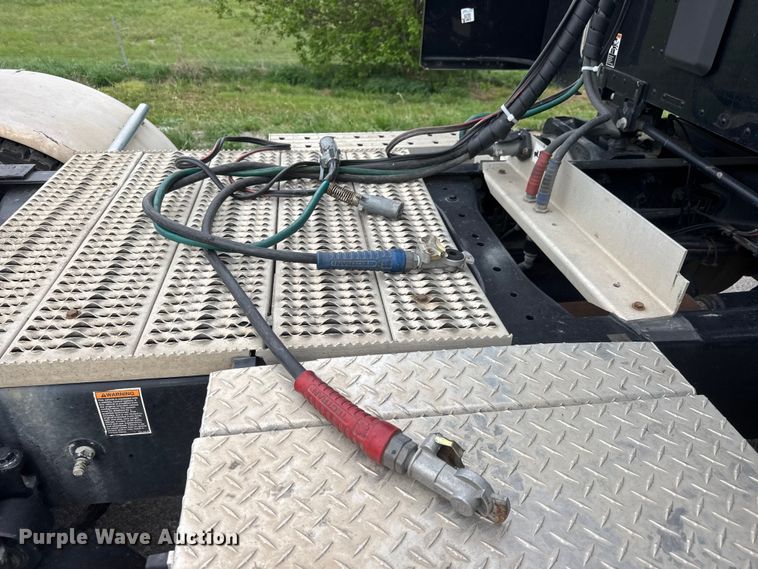 image for item MX9094 2019 Peterbilt 579 semi truck