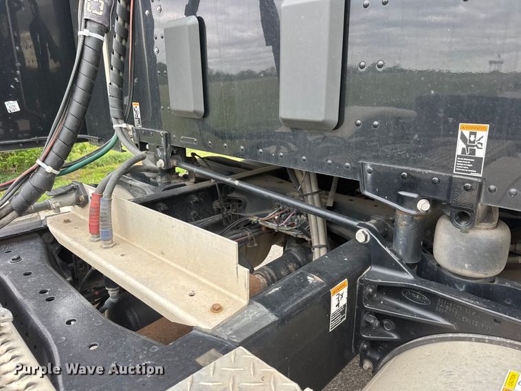 image for item MX9094 2019 Peterbilt 579 semi truck