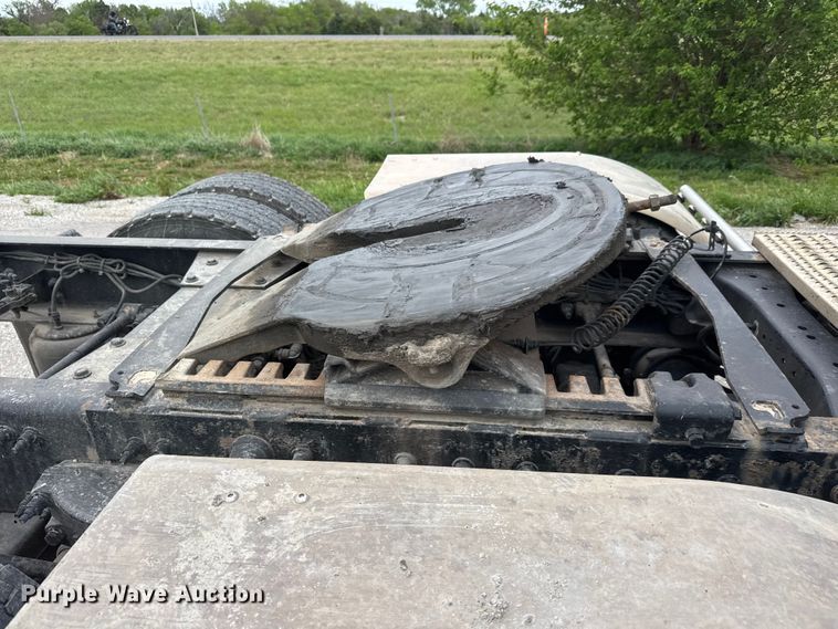 image for item MX9094 2019 Peterbilt 579 semi truck