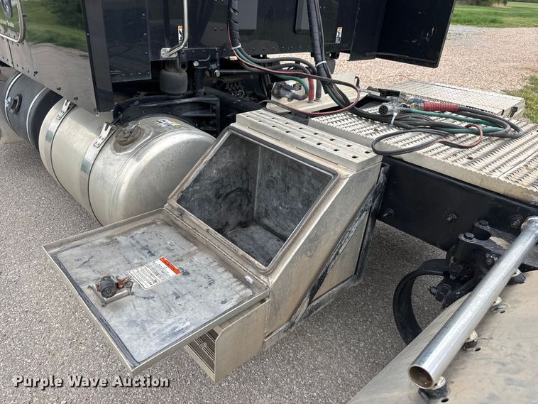 image for item MX9094 2019 Peterbilt 579 semi truck