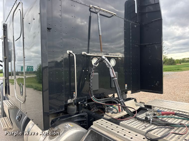 image for item MX9094 2019 Peterbilt 579 semi truck
