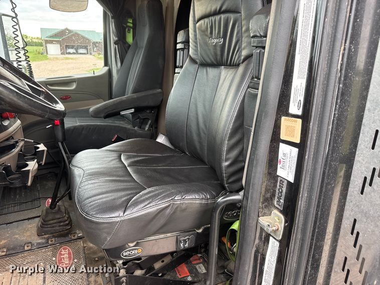 image for item MX9094 2019 Peterbilt 579 semi truck