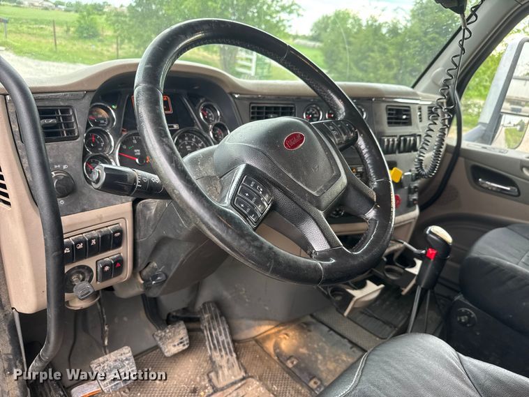 image for item MX9094 2019 Peterbilt 579 semi truck