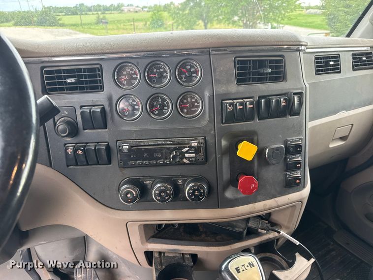 image for item MX9094 2019 Peterbilt 579 semi truck