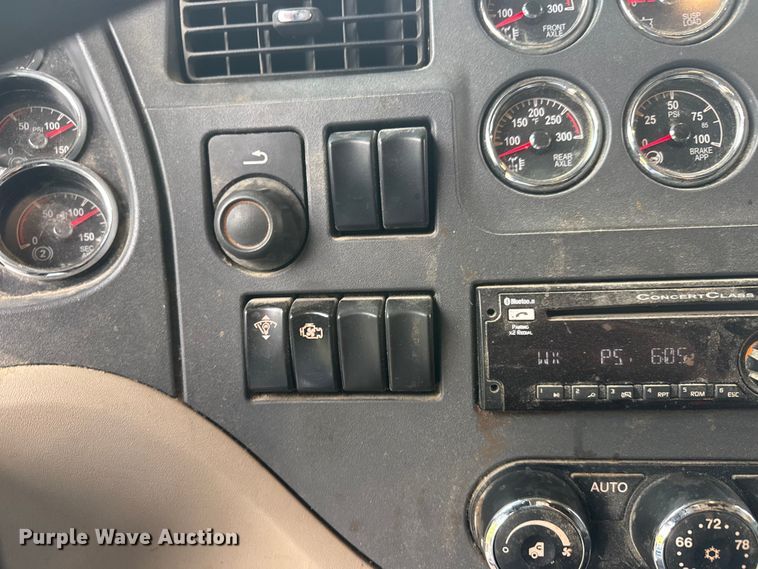 image for item MX9094 2019 Peterbilt 579 semi truck