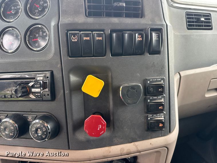 image for item MX9094 2019 Peterbilt 579 semi truck