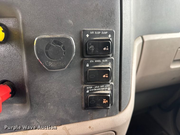 image for item MX9094 2019 Peterbilt 579 semi truck