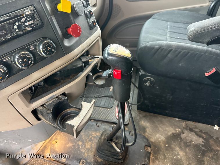 image for item MX9094 2019 Peterbilt 579 semi truck