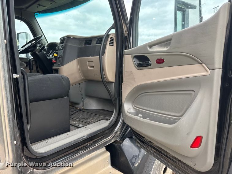 image for item MX9094 2019 Peterbilt 579 semi truck