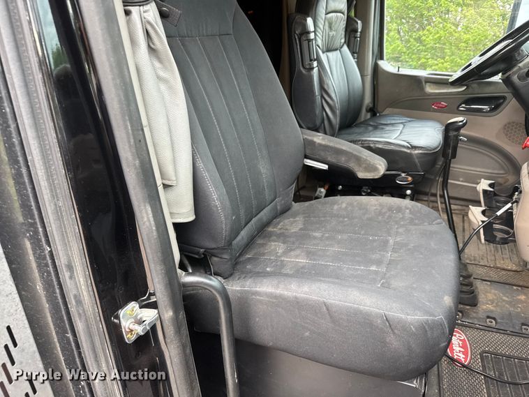 image for item MX9094 2019 Peterbilt 579 semi truck