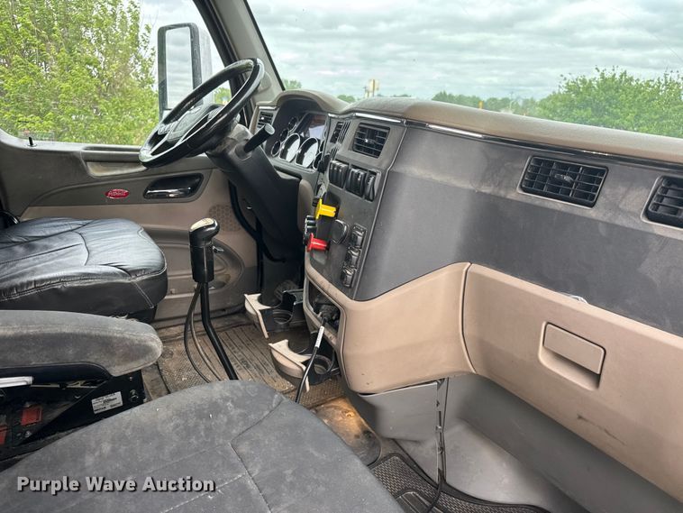 image for item MX9094 2019 Peterbilt 579 semi truck