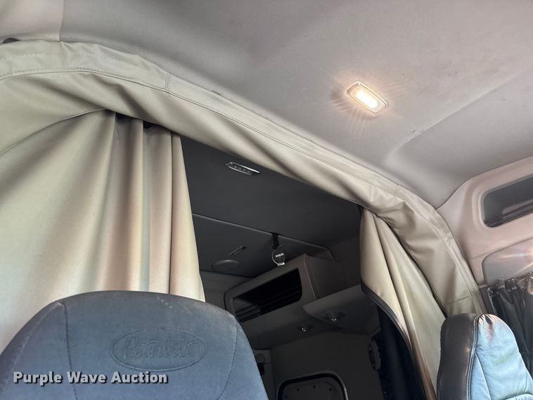 image for item MX9094 2019 Peterbilt 579 semi truck