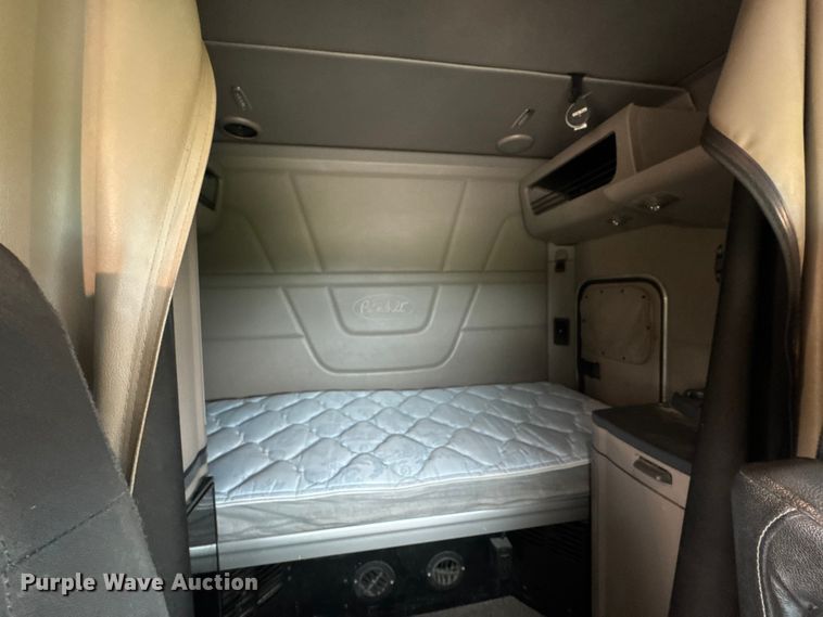 image for item MX9094 2019 Peterbilt 579 semi truck