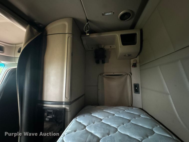 image for item MX9094 2019 Peterbilt 579 semi truck