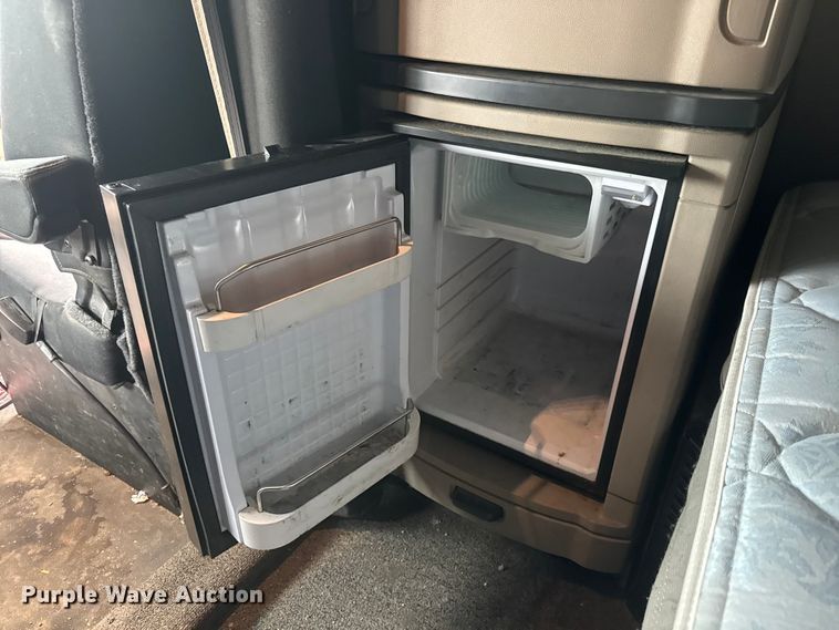 image for item MX9094 2019 Peterbilt 579 semi truck