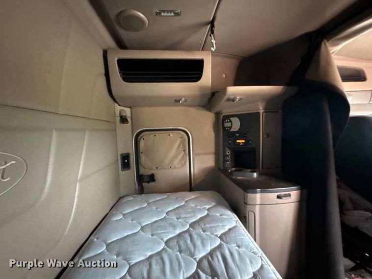 image for item MX9094 2019 Peterbilt 579 semi truck