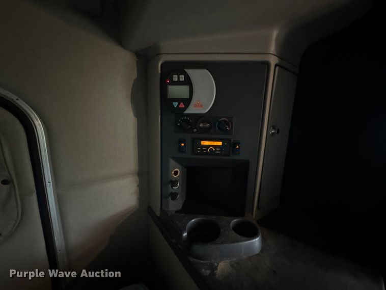 image for item MX9094 2019 Peterbilt 579 semi truck