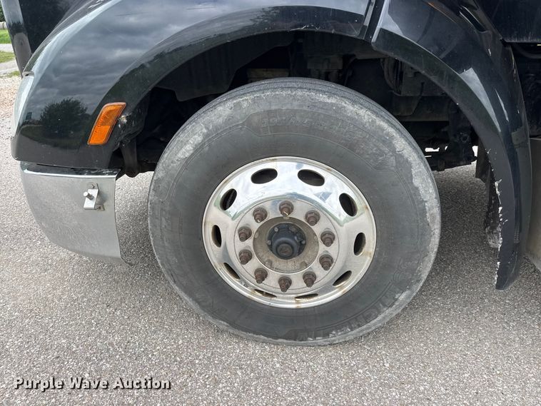 image for item MX9094 2019 Peterbilt 579 semi truck