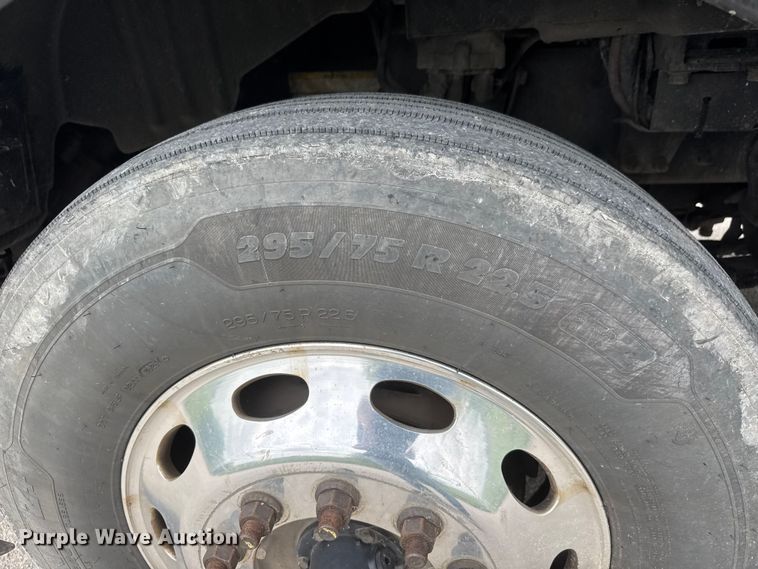 image for item MX9094 2019 Peterbilt 579 semi truck