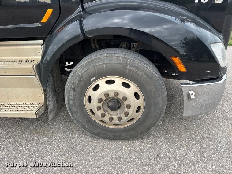 image for item MX9094 2019 Peterbilt 579 semi truck