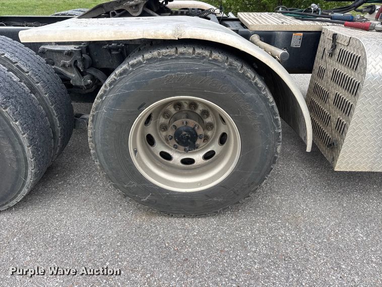 image for item MX9094 2019 Peterbilt 579 semi truck