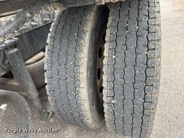 image for item MX9094 2019 Peterbilt 579 semi truck