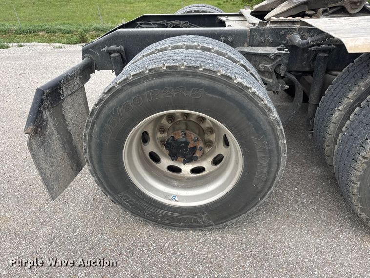 image for item MX9094 2019 Peterbilt 579 semi truck